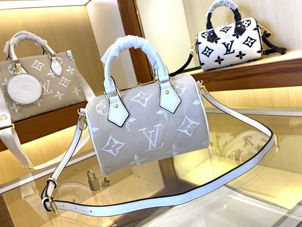 ルイヴィトンバッグ背面デザイン